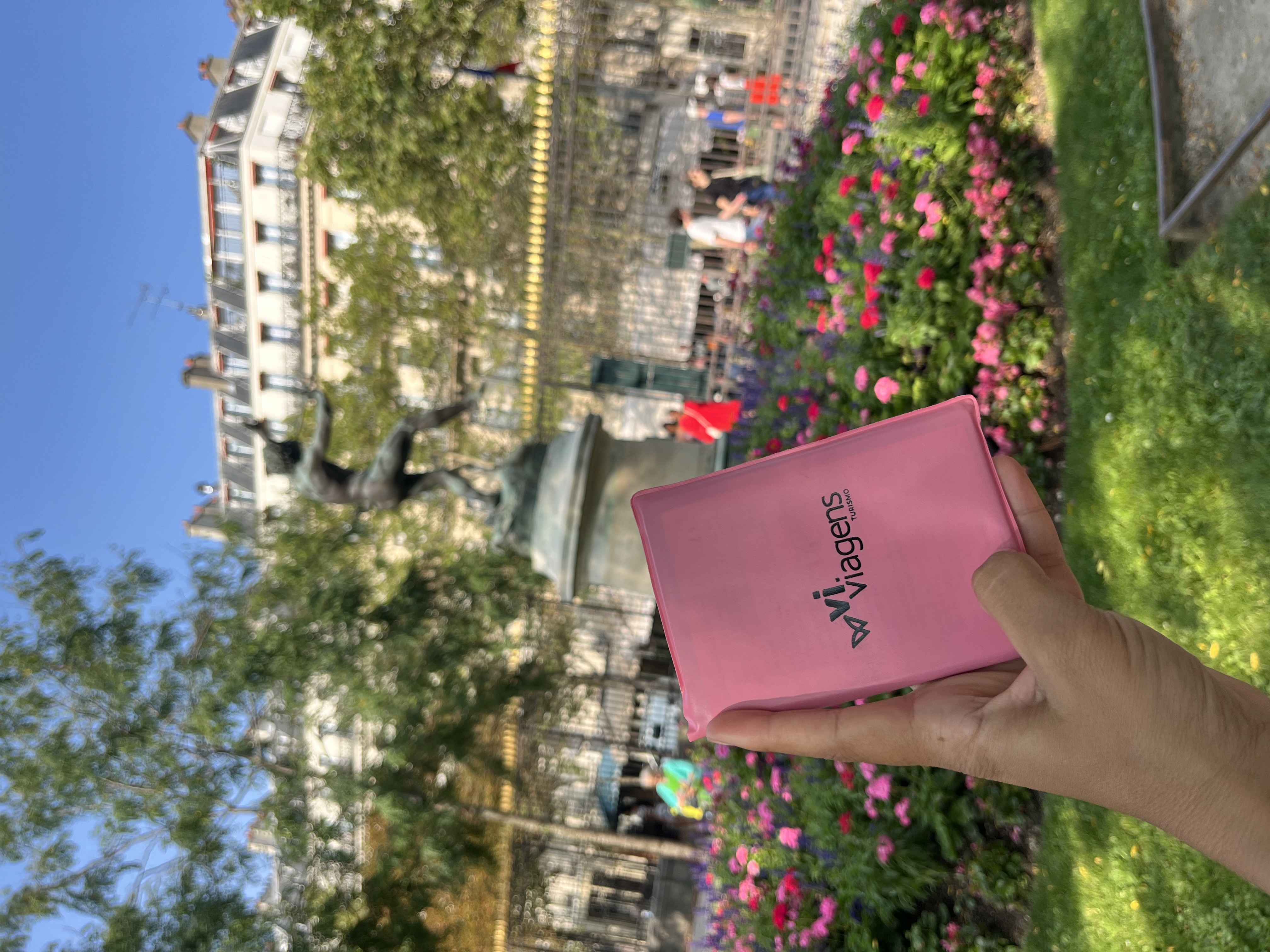 Capa rosa da Vi Viagens em um jardim de Paris