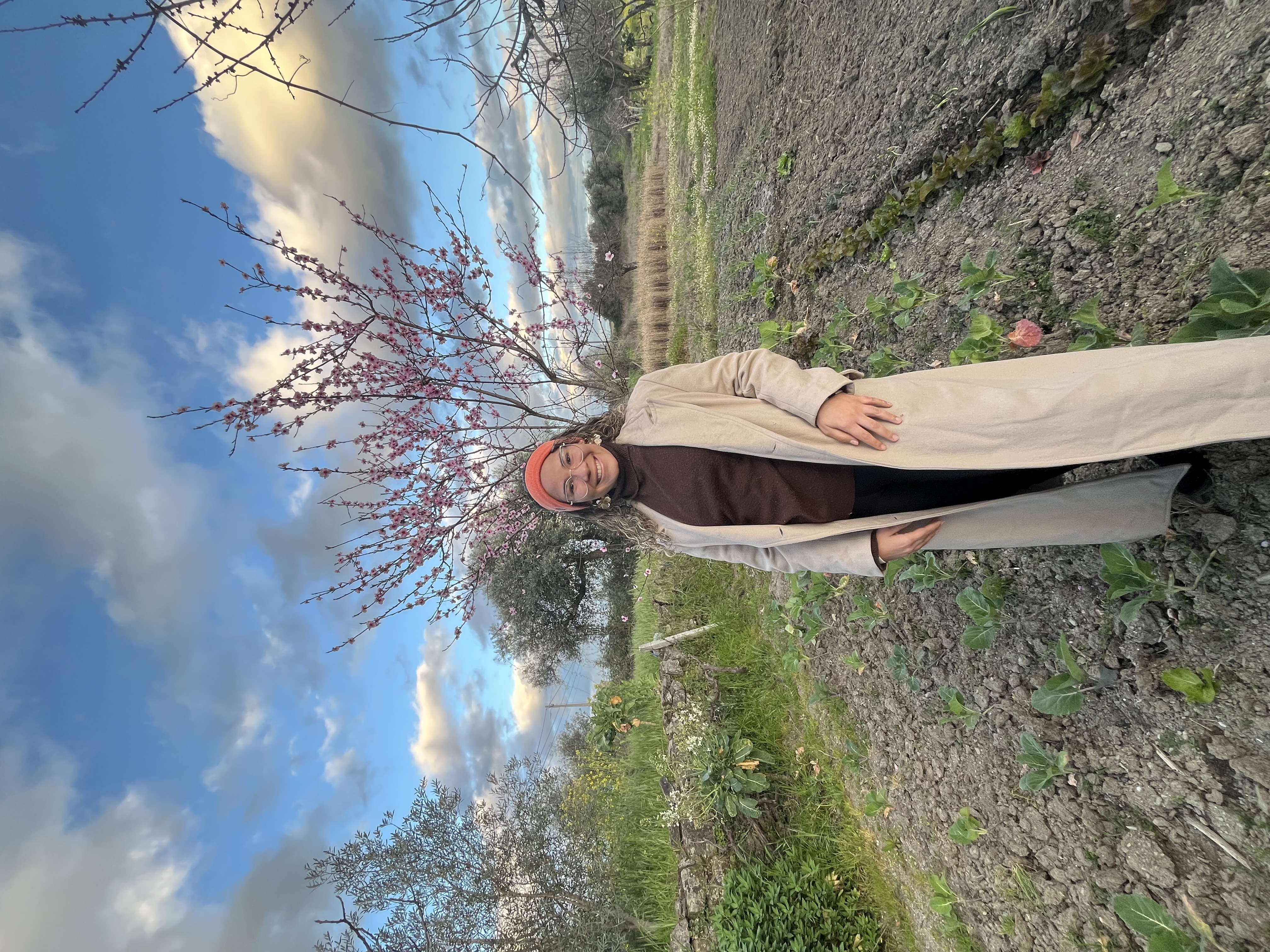 Vivian em um jardim florido