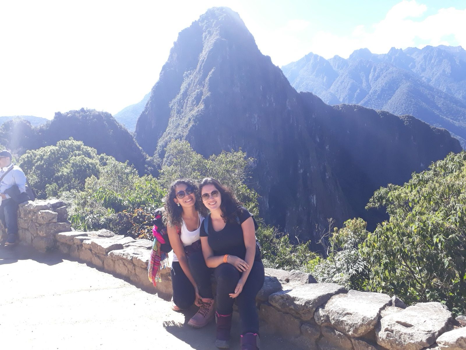 Vivian e Giovanna em mirante de Machu Picchu