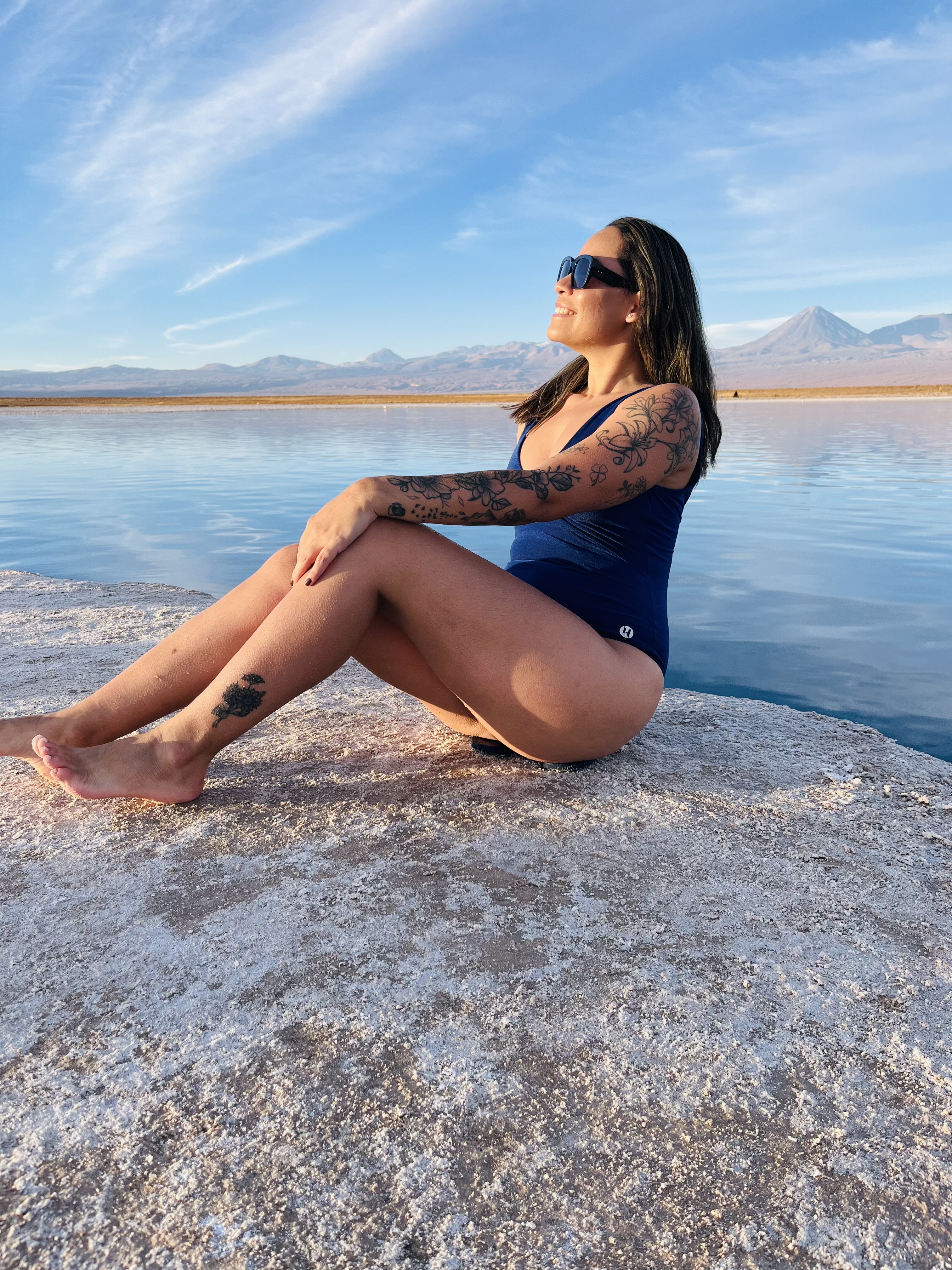 Vivian em paisagem de sal e montanhas durante uma viagem